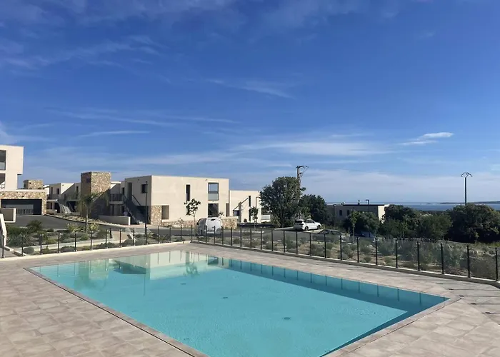Апартаменты T2 Dans Neuve Avec Piscine Кальви